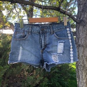 Hot kiss shorts with daisy embroidered flowers